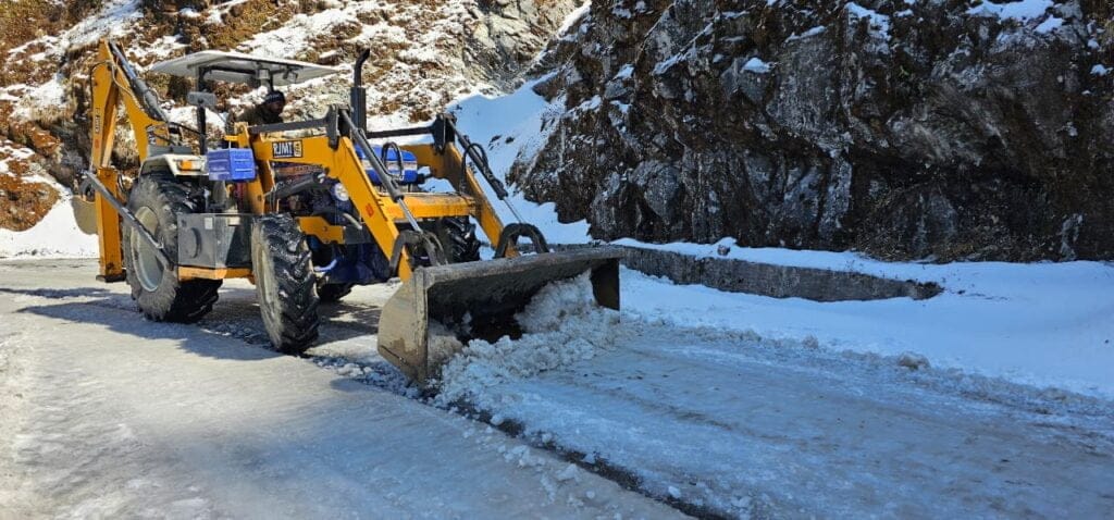 400 stranded tourists rescued after heavy snowfall at Tsomgo 5 IMG 20230312 WA0064 Sikkim Breaking News | News From Sikkim