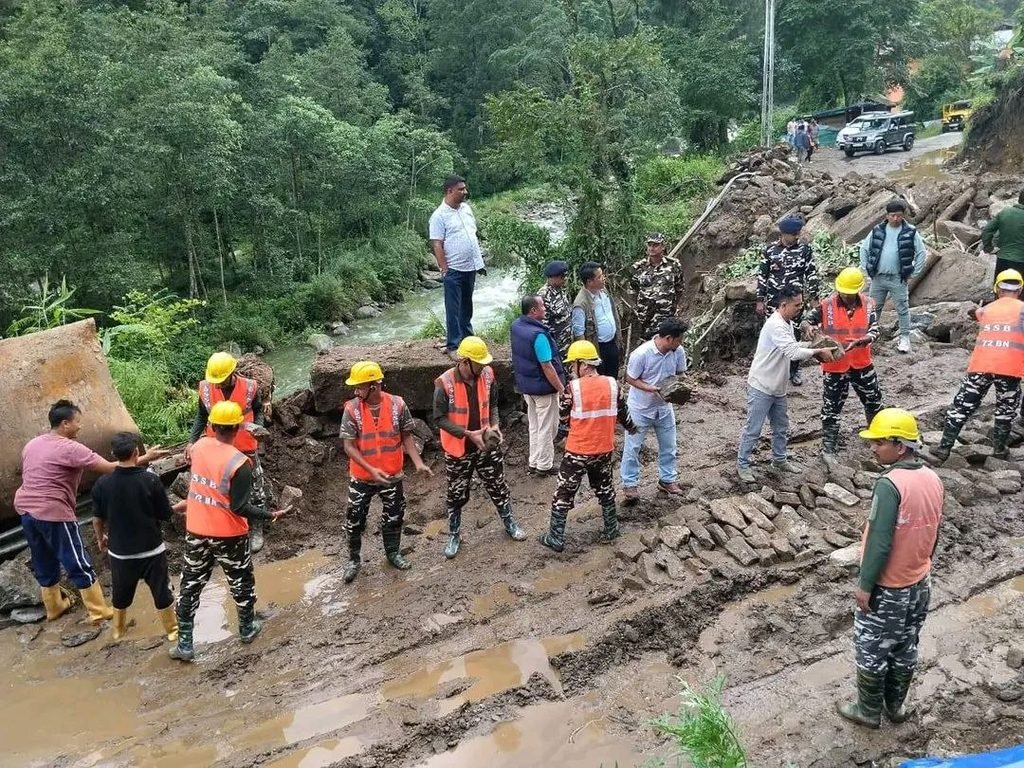 DC Gyalshing Conducts Follow-up Inspection of Landslide-Affected Areas at Singlitam and Rimbi